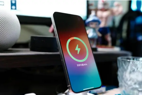 宿城苹果15换屏服务分享用什么充电器给iPhone15充电更好 